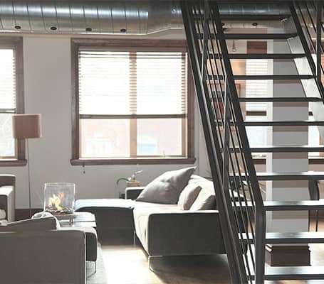 muebles y escaleras del apartamento